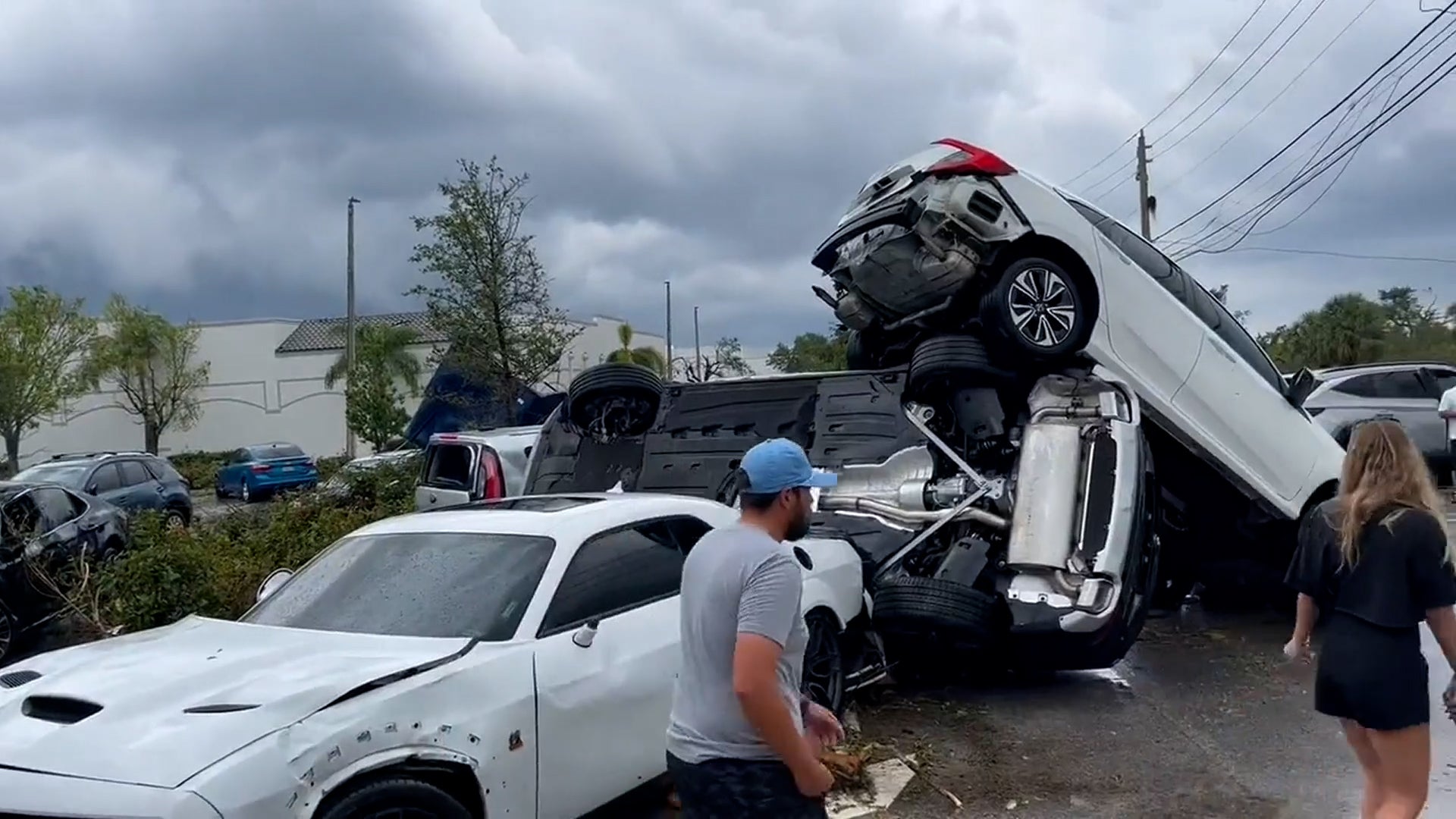 Cars thrown on top of each other after tornado devastates Florida 3rGVQECP